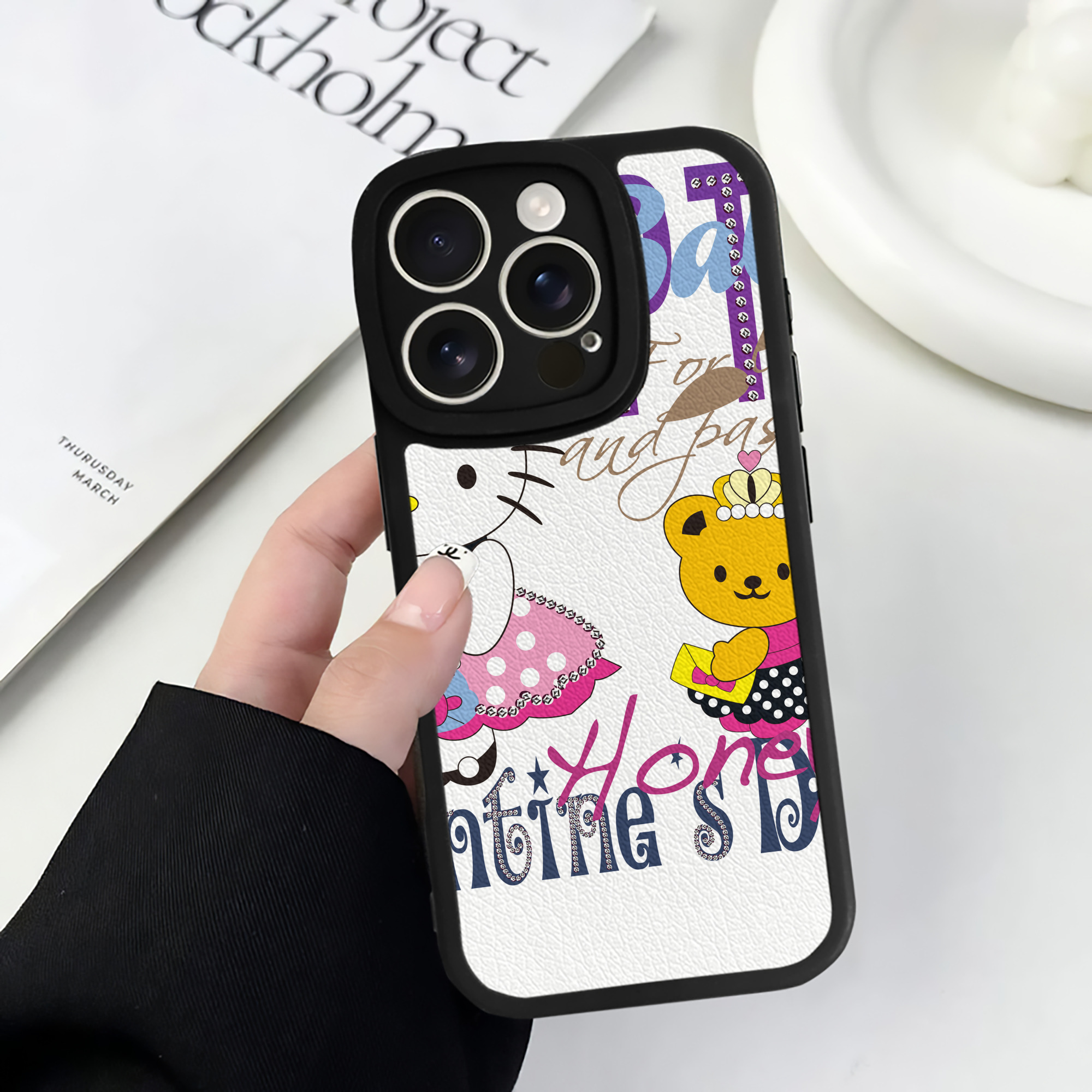 （画像用） Hello Kitty ハローキティ 【iPhone 16シリーズ対応】シリコンスマホケース（レザー調） 材質：シリコン